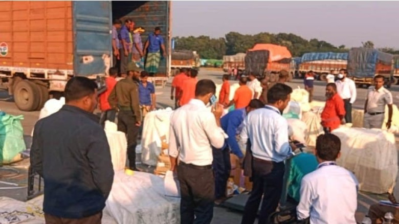 বেনাপোল স্থল বন্দরে আটকা ভারতীয় ট্রাক তিন মাস পর  তল্লাশিতে 
