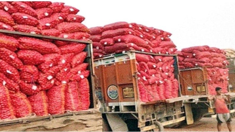 তিন মাস পর বেনাপোল স্থলবন্দর দিয়ে  ট্রাকে পেঁয়াজ আসছে ভারত থ