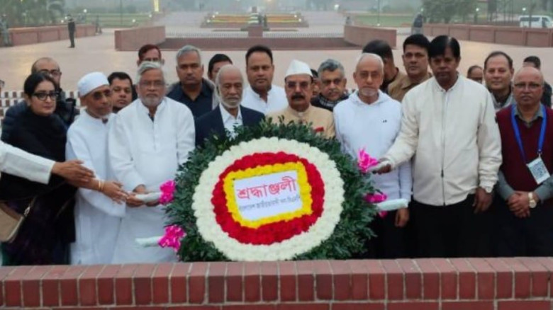 সূর্যাস্তের পর জাতীয় স্মৃতিসৌধে শহীদদের প্রতি বিএনপির শ্রদ্ধা
