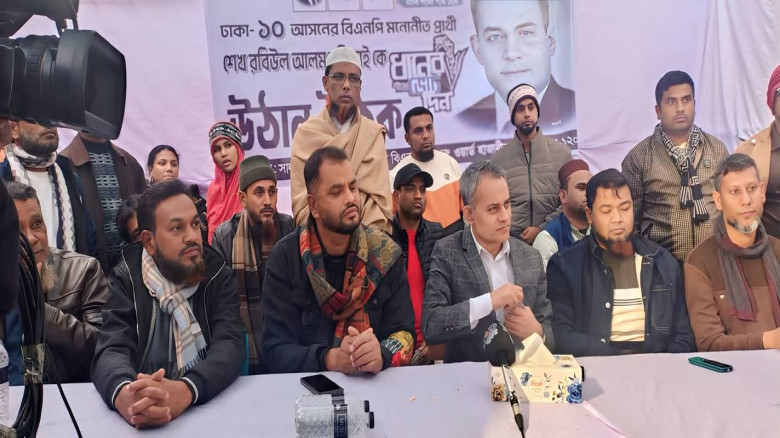 কামরাঙ্গীরচরে উঠান বৈঠকে জননেতা শেখ রবিউল আলম রবি, এলাকাবাসী