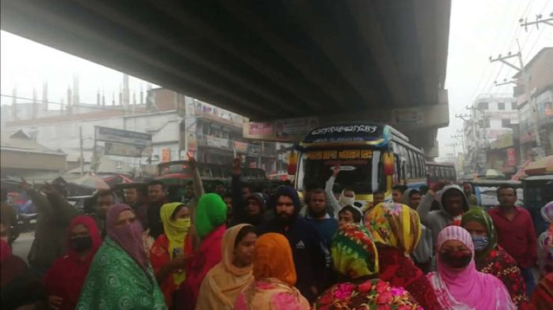 সখিপুরে মাহমুদ ডেনিম ফ্যাক্টরি হঠাৎ বন্ধ ঘোষণা বেতন না পেয়ে সড়ক অবরোধে শ্রমিক বিক্ষোভ