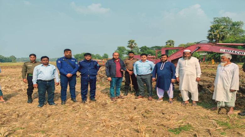 কুমিল্লায় কৃষিজমি থেকে মাটি কাটায় ভ্রাম্যমান আদালতের অভিযান