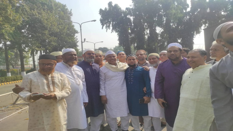 আনোয়ারা কাফকো হাউজিং সোসাইটি জামে মসজিদে জুমার নামাজ আদায় কর