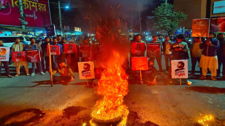 টায়ার জ্বালিয়ে রাবি শিক্ষার্থীদের দফায় দফায় বিক্ষোভ ও মহাসড়ক অবরোধ