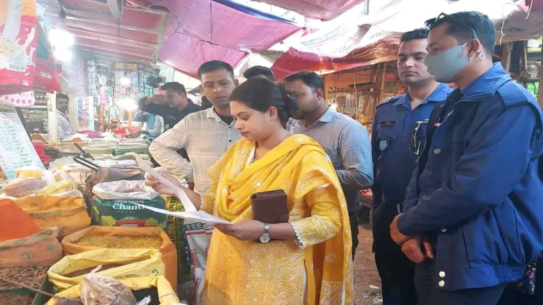 মুক্তাগাছা এক্সিকিউটিভ ম্যাজিস্ট্রেটের নেতৃত্বে বাজার মনিটরিং কার্যক্রম পরিচালিত