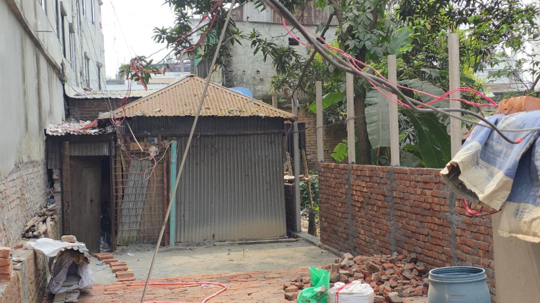 শ্রীপুর  উপজেলা সরকারি পুকুর পাড় ও খাস জমি দখল করে বাড়ি ওদোক