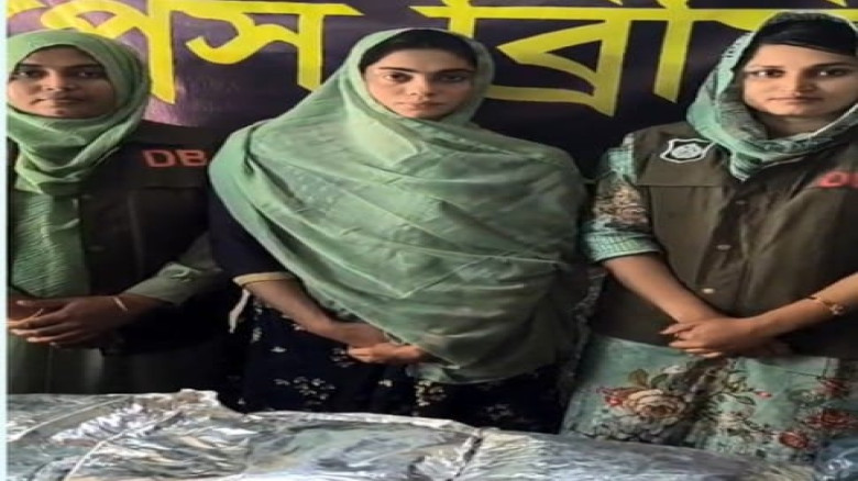 তরুণীর প্যাকেটের মধ্যে ছিলো মাদক ক্রিস্টাল আইস তৈরির কাঁচামা